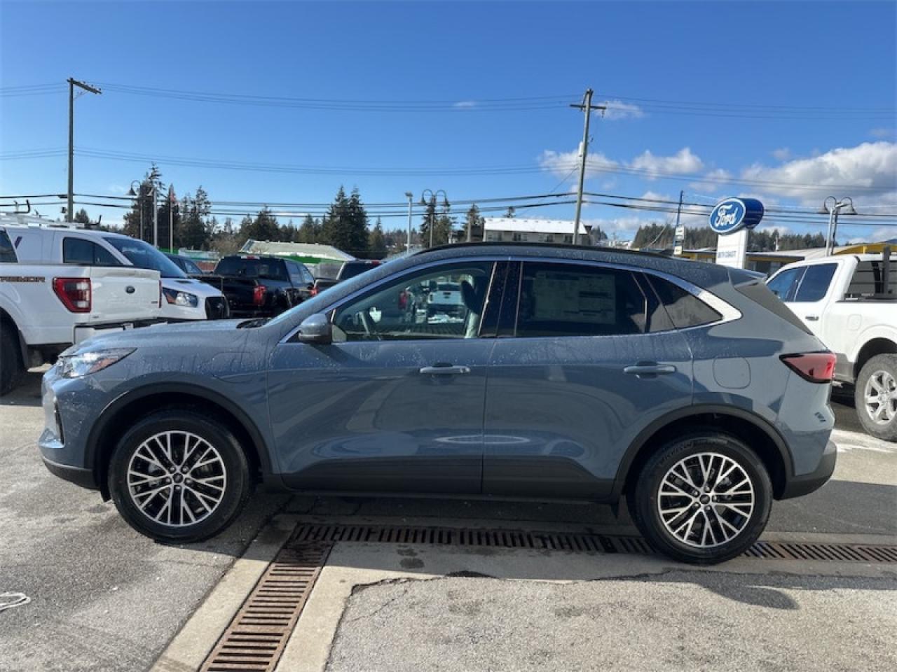 2025 Ford Escape PHEV Photo1