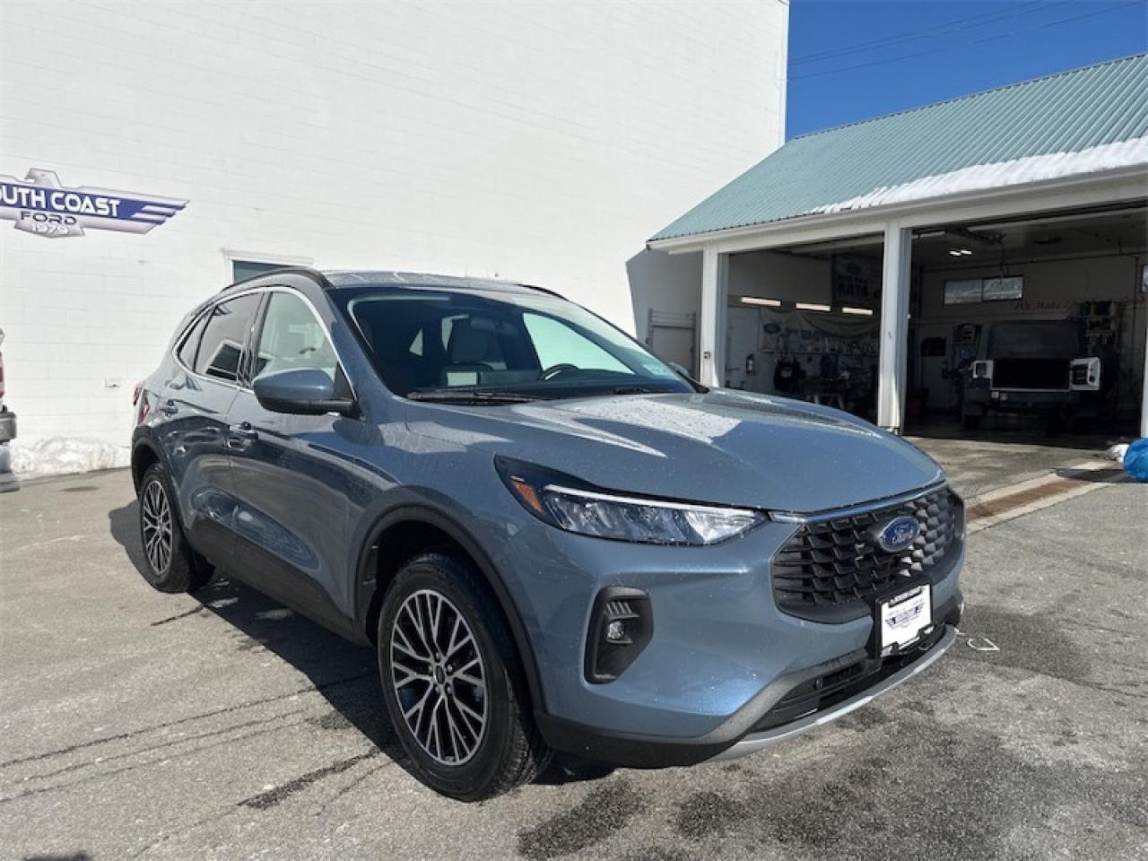 2025 Ford Escape PHEV Photo5