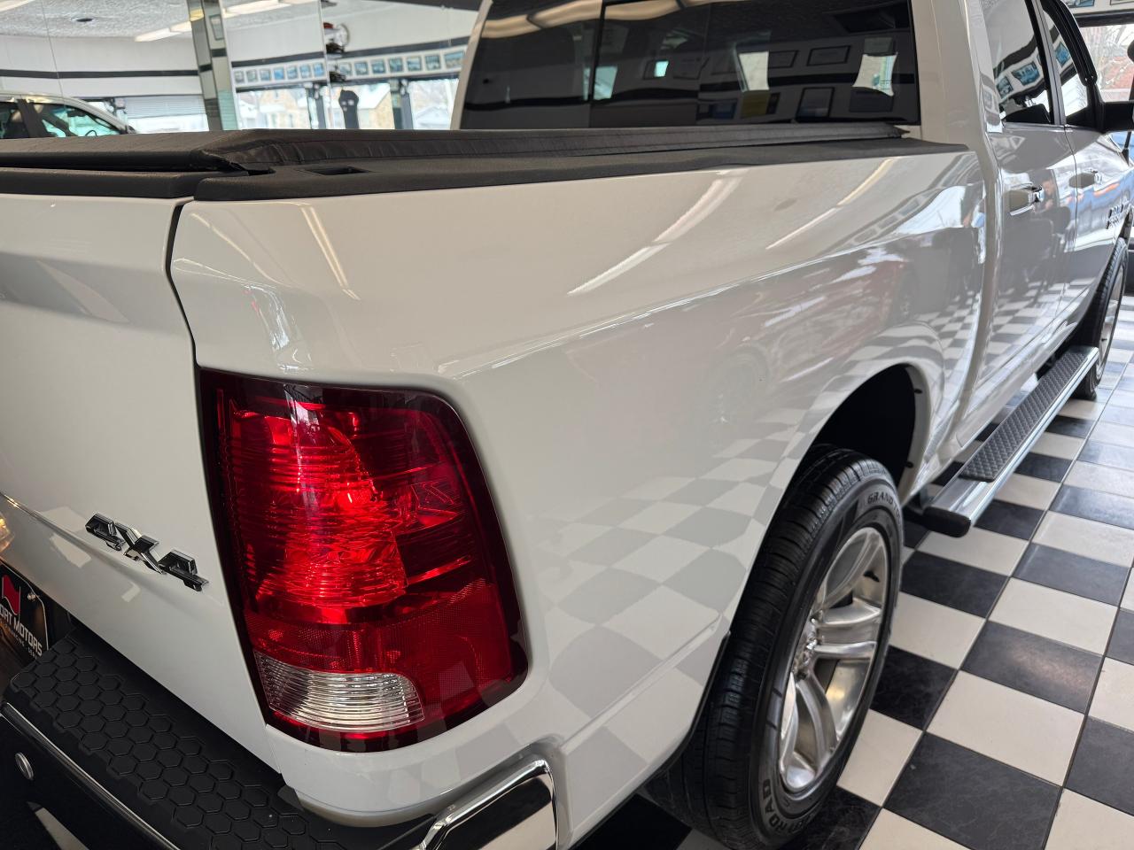 2017 RAM 1500 Big Horn Eco Diesel+Camera+New Tires+CLEAN CARFAX - Photo #40
