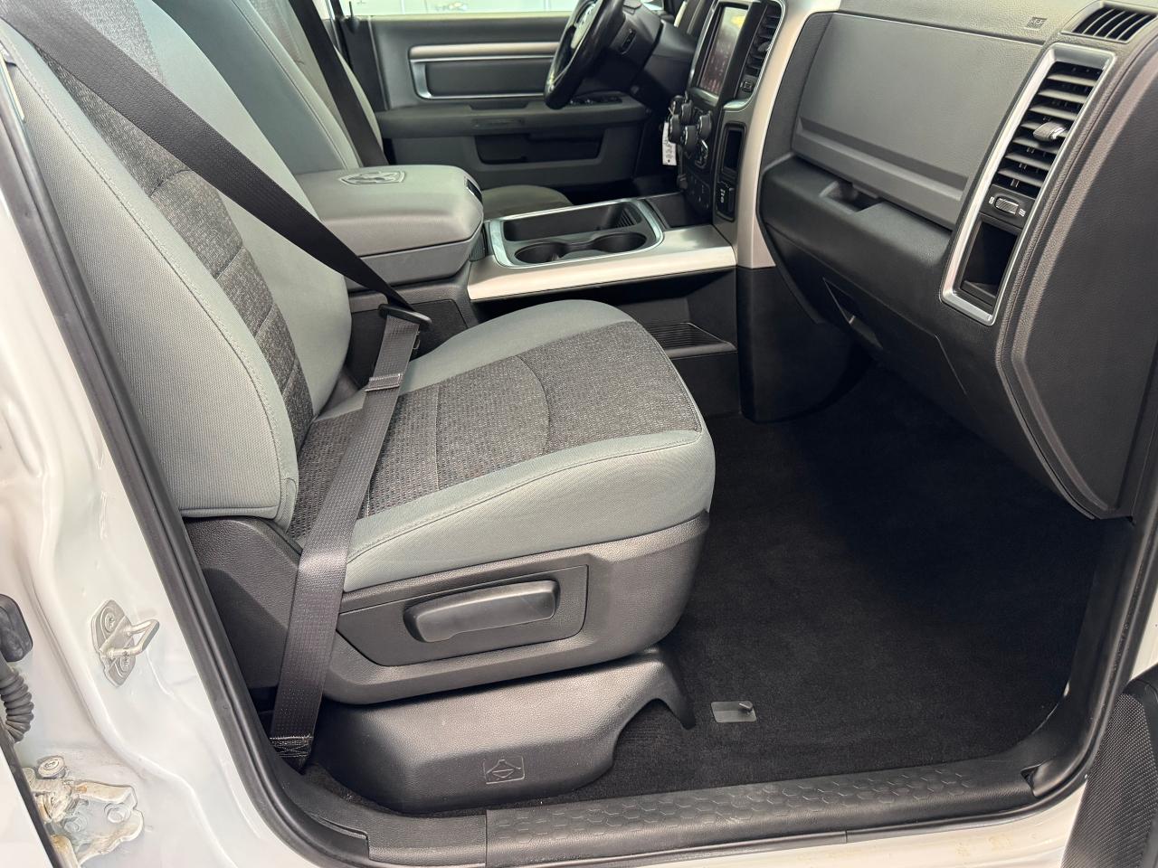 2017 RAM 1500 Big Horn Eco Diesel+Camera+New Tires+CLEAN CARFAX - Photo #25