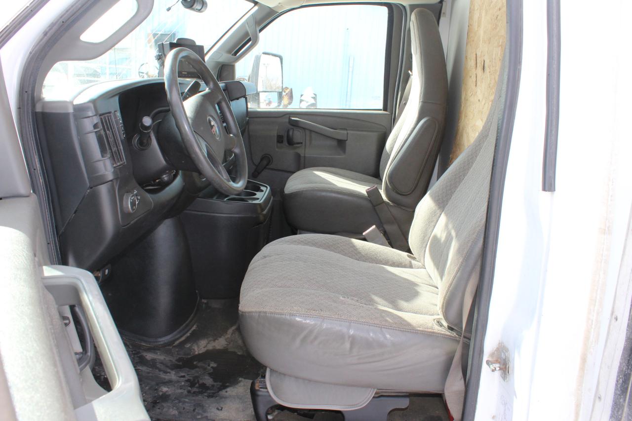 2017 GMC Savana  Photo4