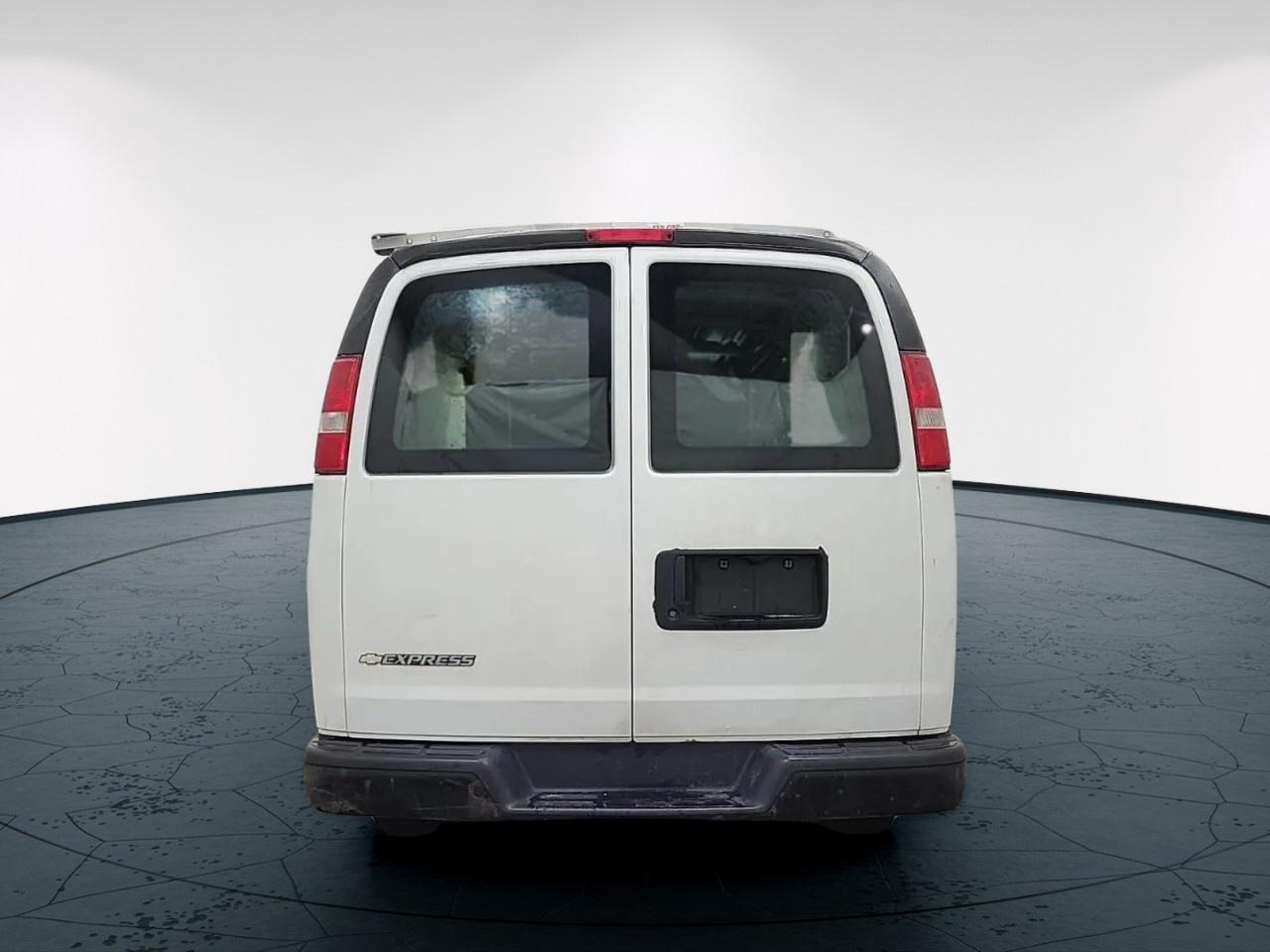 2017 Chevrolet Express 2500 Cargo Photo