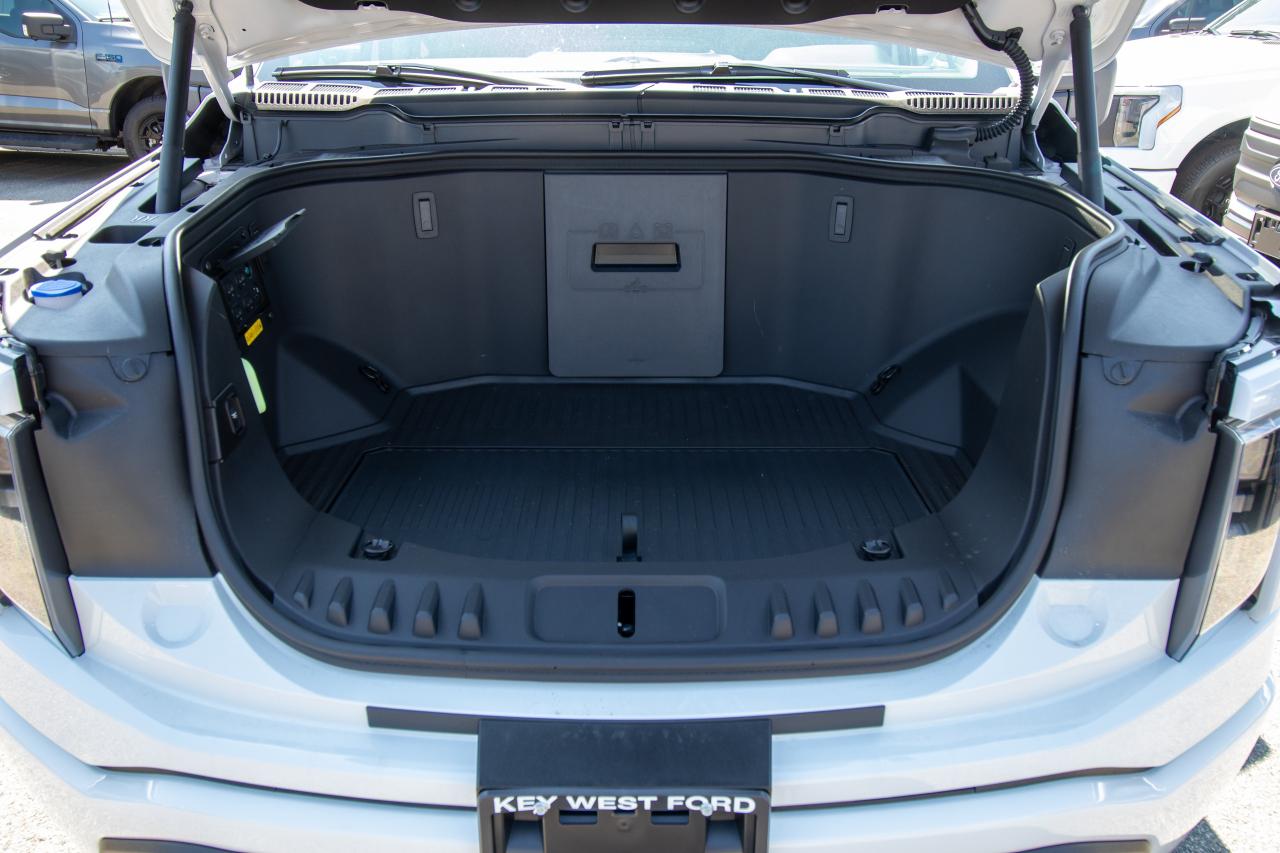 2025 Ford F-150 Lightning XLT 4WD SuperCrew 5.5' Box Photo5