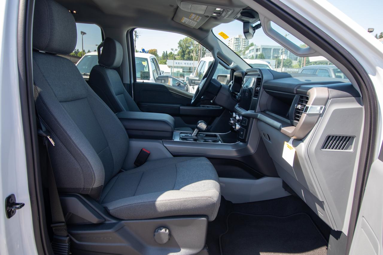 2025 Ford F-150 Lightning XLT 4WD SuperCrew 5.5' Box Photo5