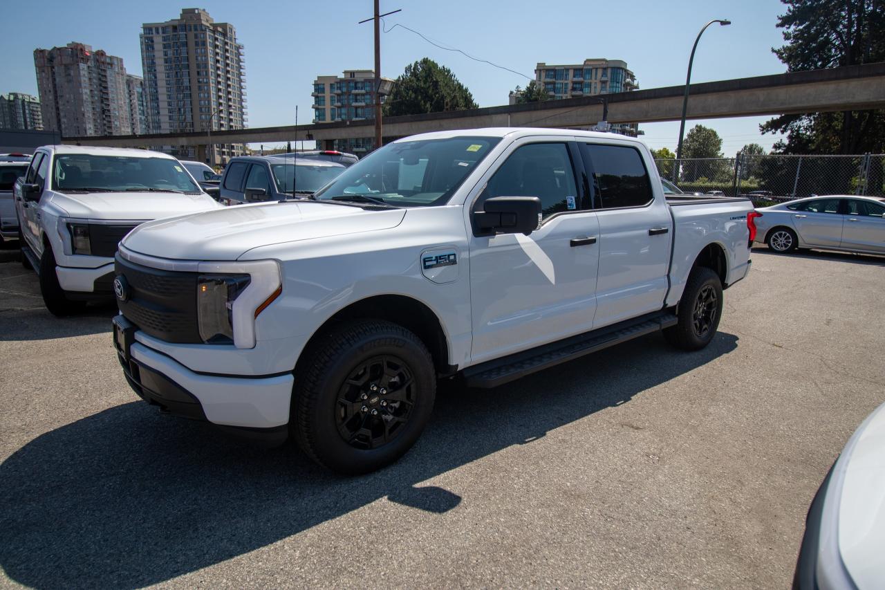 2025 Ford F-150 Lightning XLT 4WD SuperCrew 5.5' Box Photo4