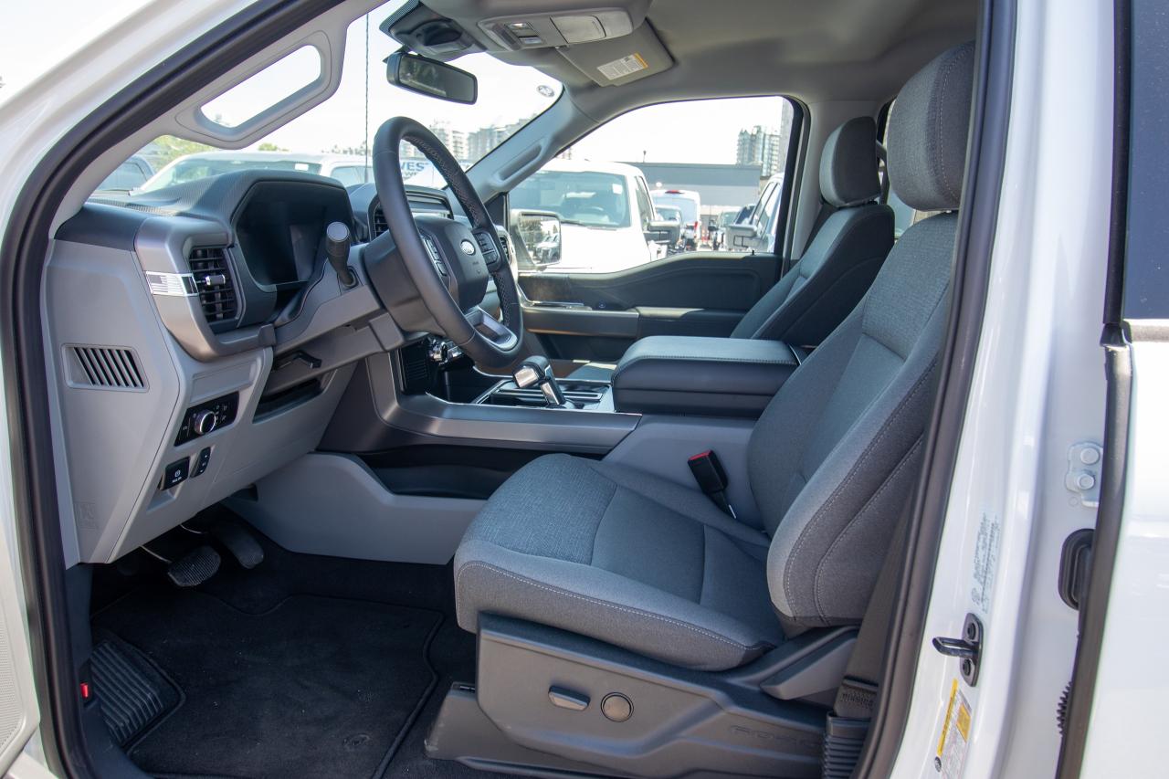 2025 Ford F-150 Lightning XLT 4WD SuperCrew 5.5' Box Photo5