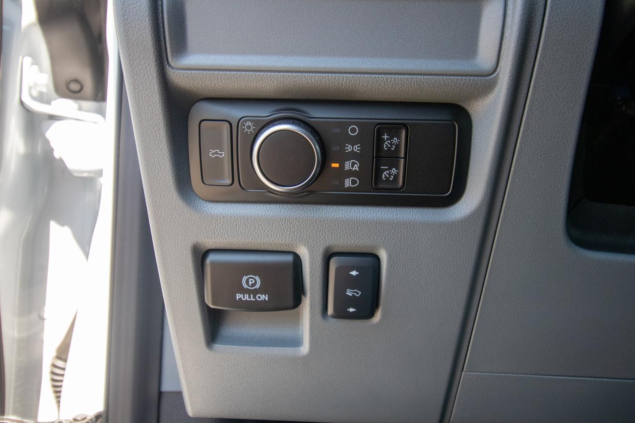 2025 Ford F-150 Lightning XLT 4WD SuperCrew 5.5' Box Photo5