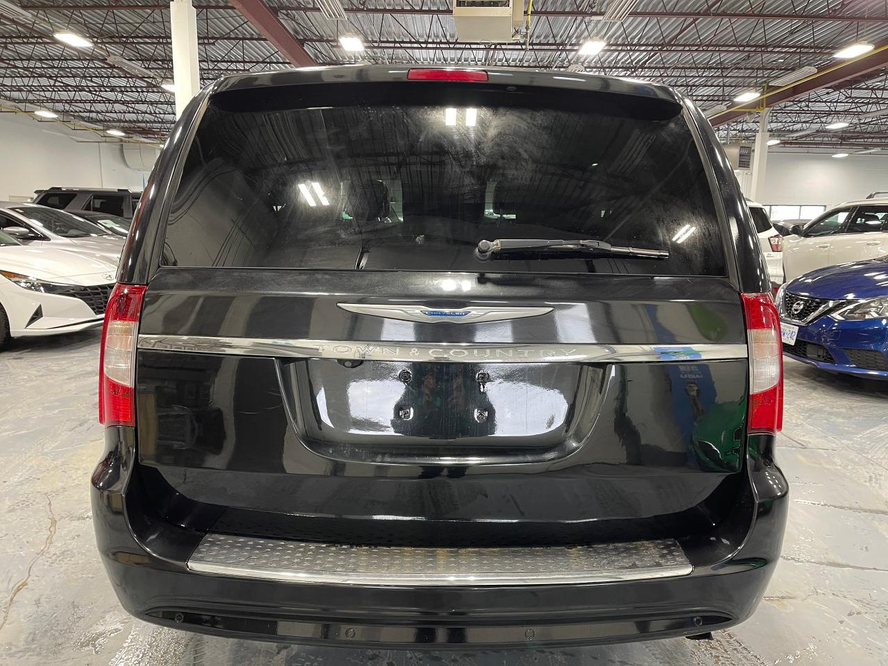 2016 Chrysler Town & Country Limited Photo3