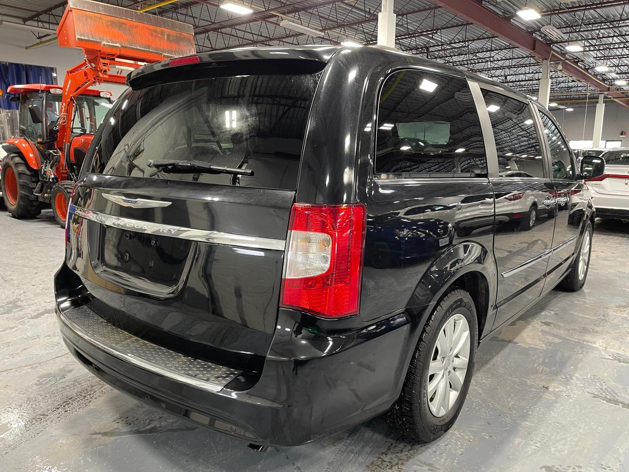 2016 Chrysler Town & Country Limited Photo4