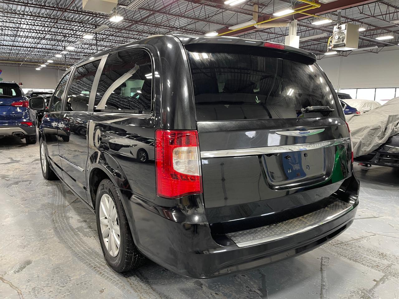 2016 Chrysler Town & Country Limited Photo2