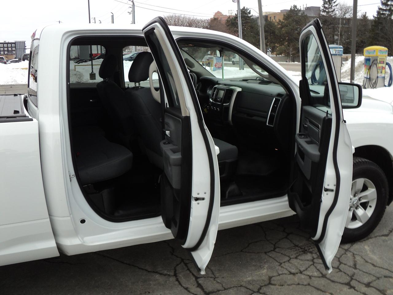 2020 RAM 1500 Classic SLT QuadCab 4x4 3.6L6cyl  6'4" Box BackUpCan - Photo #11
