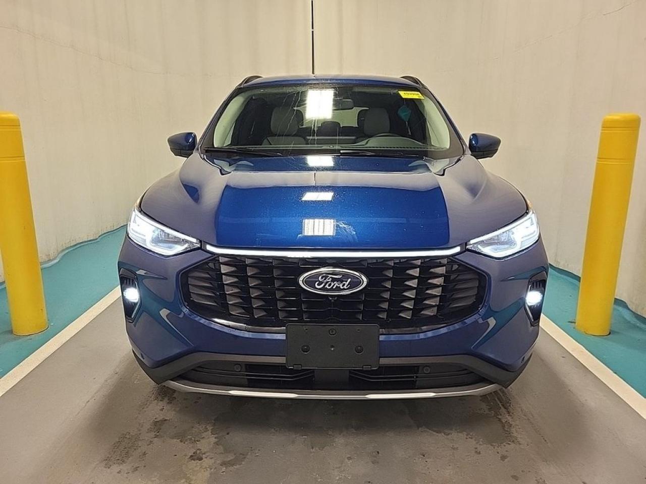 2023 Ford Escape Platinum Hybrid Photo2