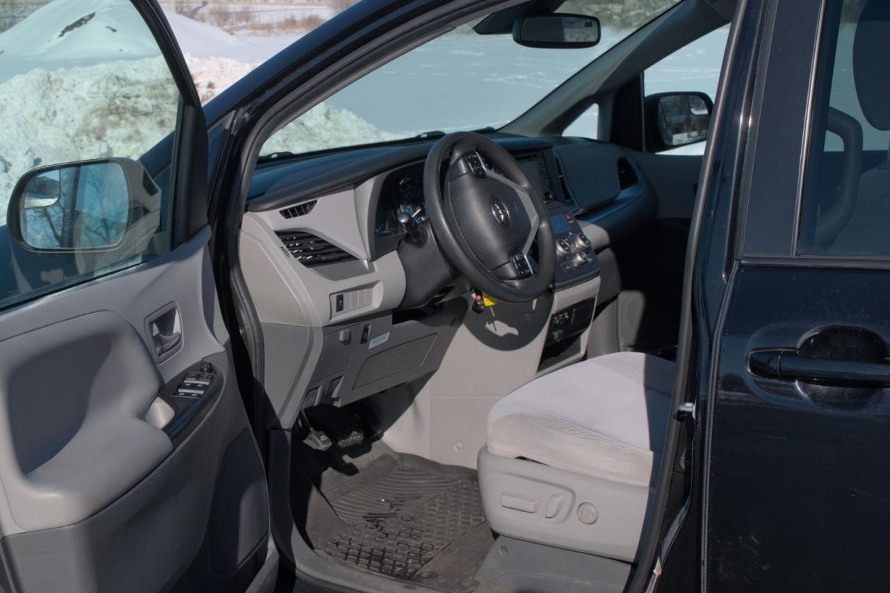 2020 Toyota Sienna LE 8-Passenger - Photo #3
