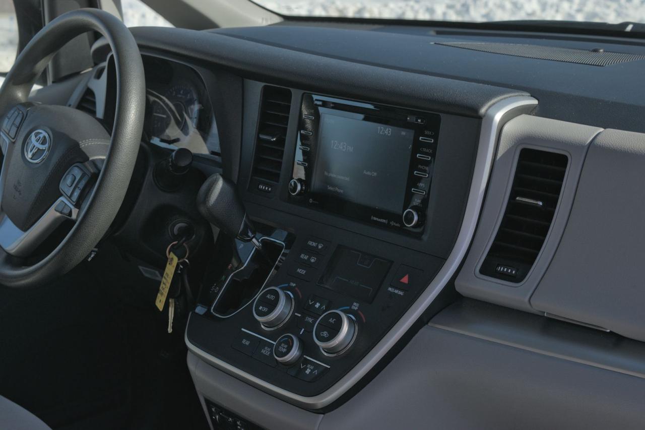 2020 Toyota Sienna LE 8-Passenger - Photo #7