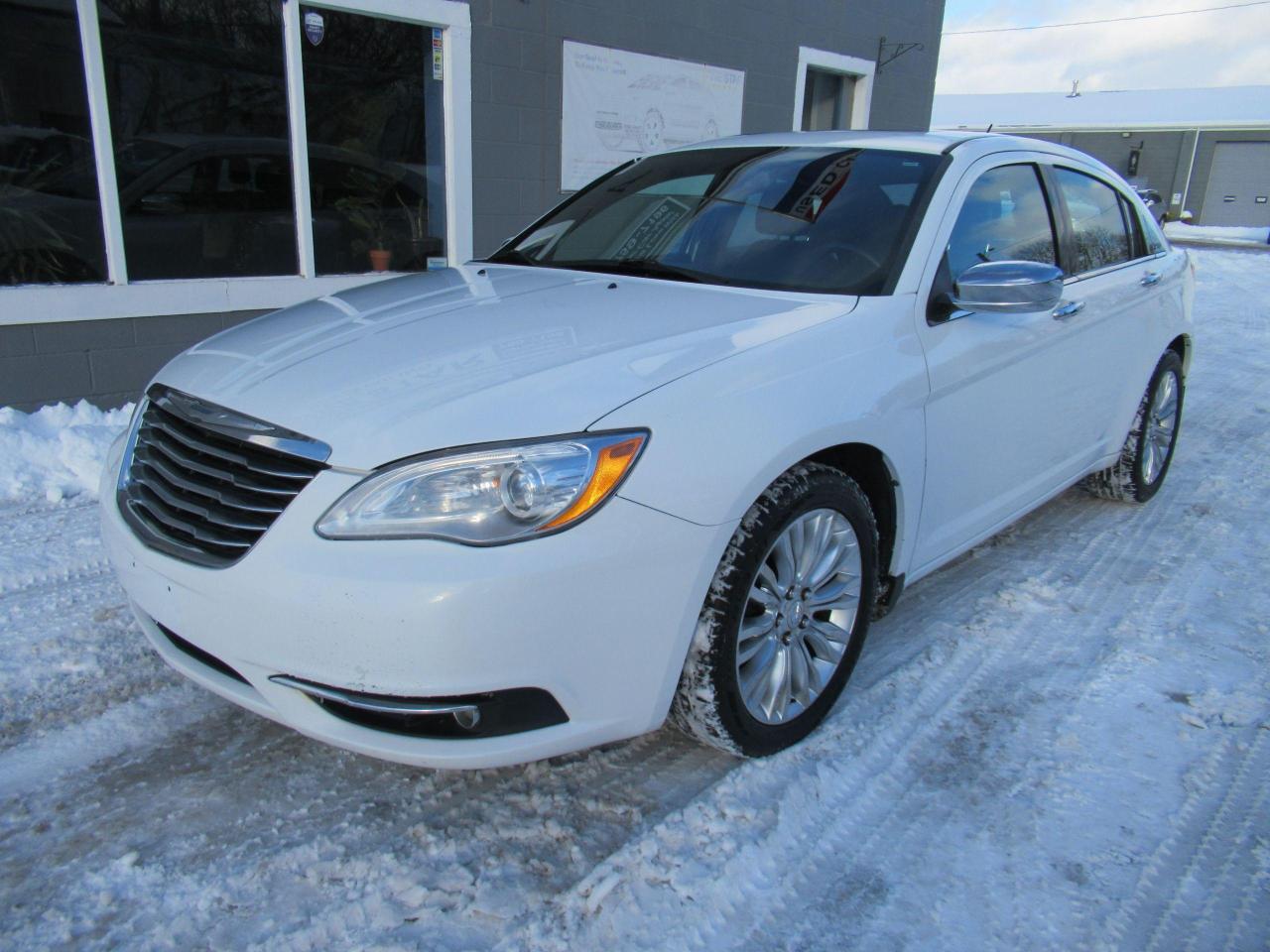 Used 2013 Chrysler 200 Limitedf for sale in Brantford, ON