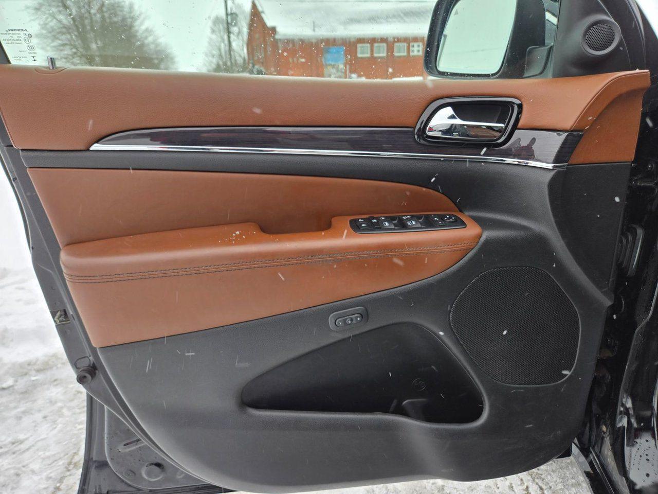 2020 Jeep Grand Cherokee Overland - Photo #29