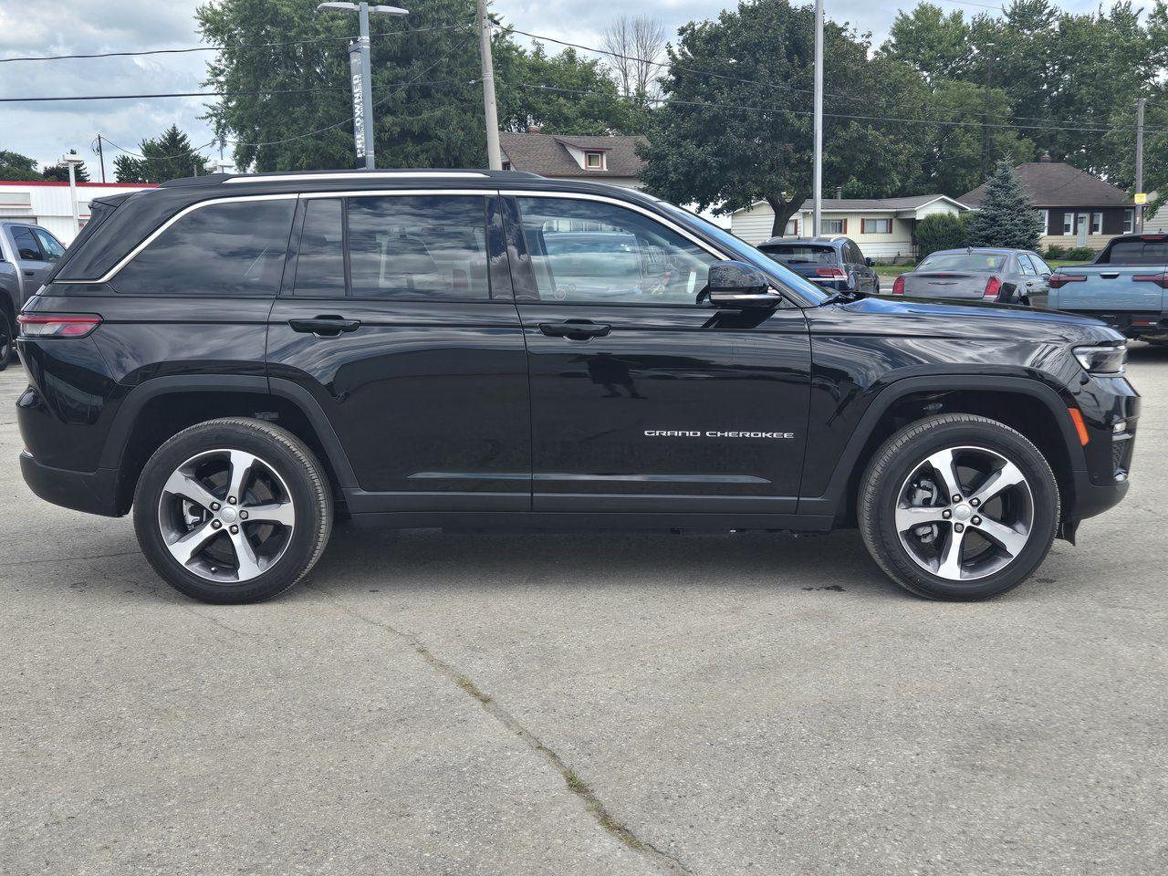 2023 Jeep Grand Cherokee 4XE BASE - Photo #4