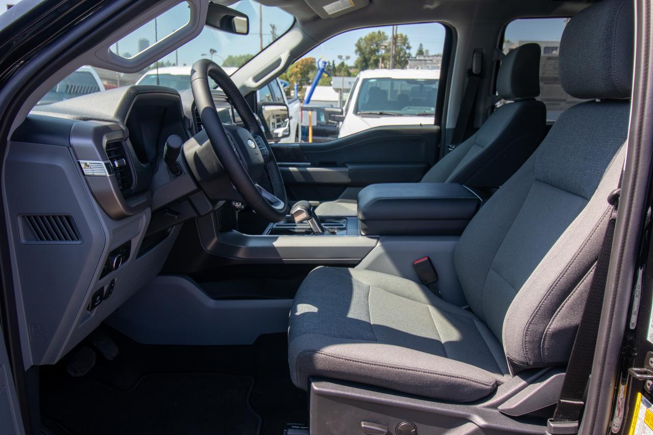 2025 Ford F-150 Lightning XLT 4WD SuperCrew 5.5' Box Photo5