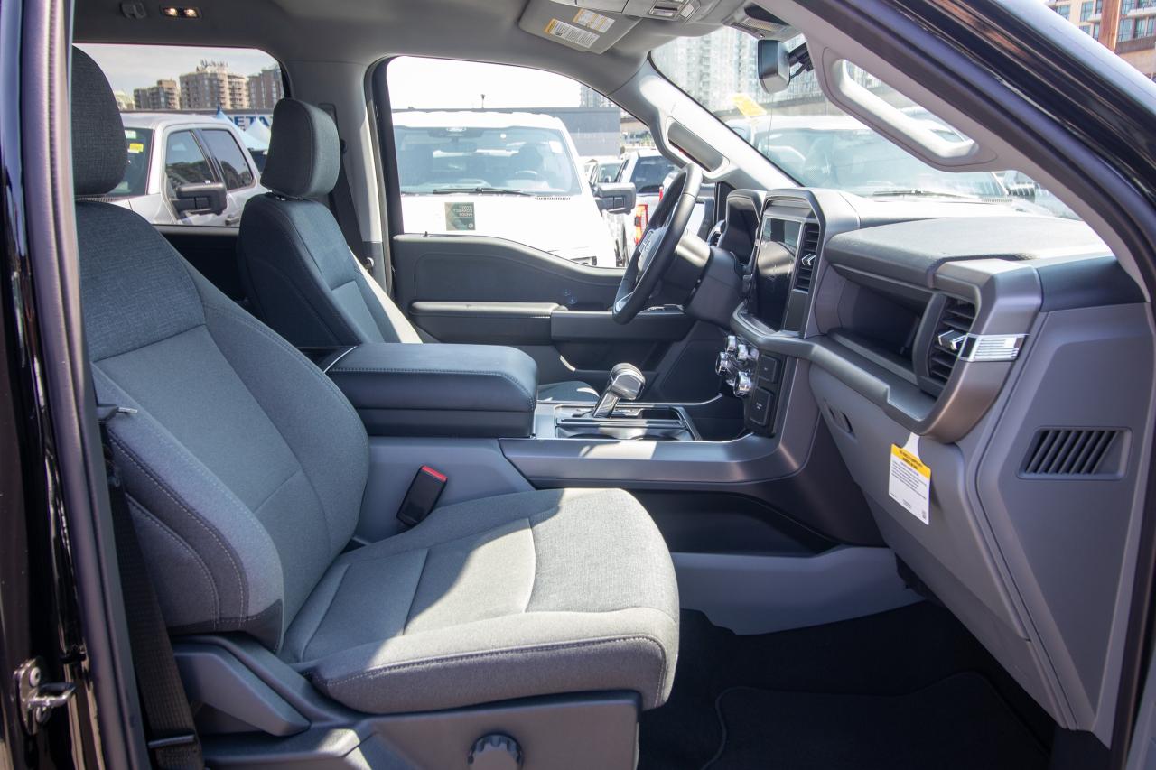 2025 Ford F-150 Lightning XLT 4WD SuperCrew 5.5' Box Photo5