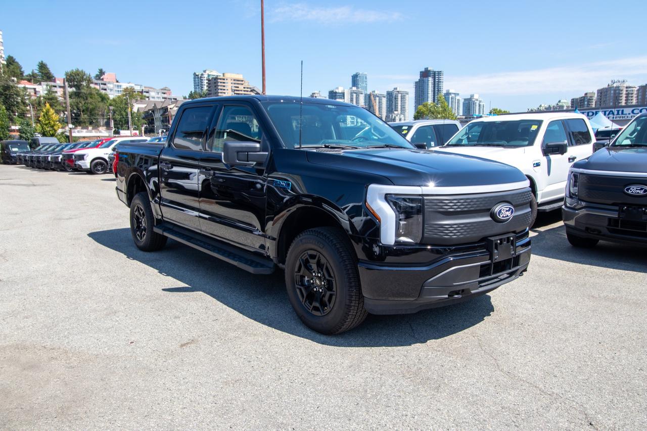 2025 Ford F-150 Lightning XLT 4WD SuperCrew 5.5' Box Photo3