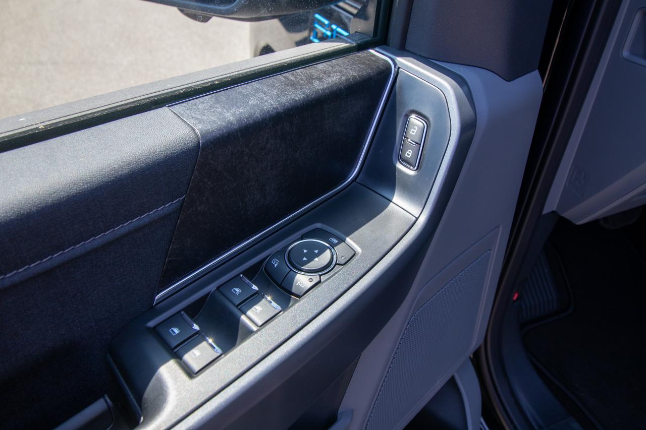 2025 Ford F-150 Lightning XLT 4WD SuperCrew 5.5' Box Photo5