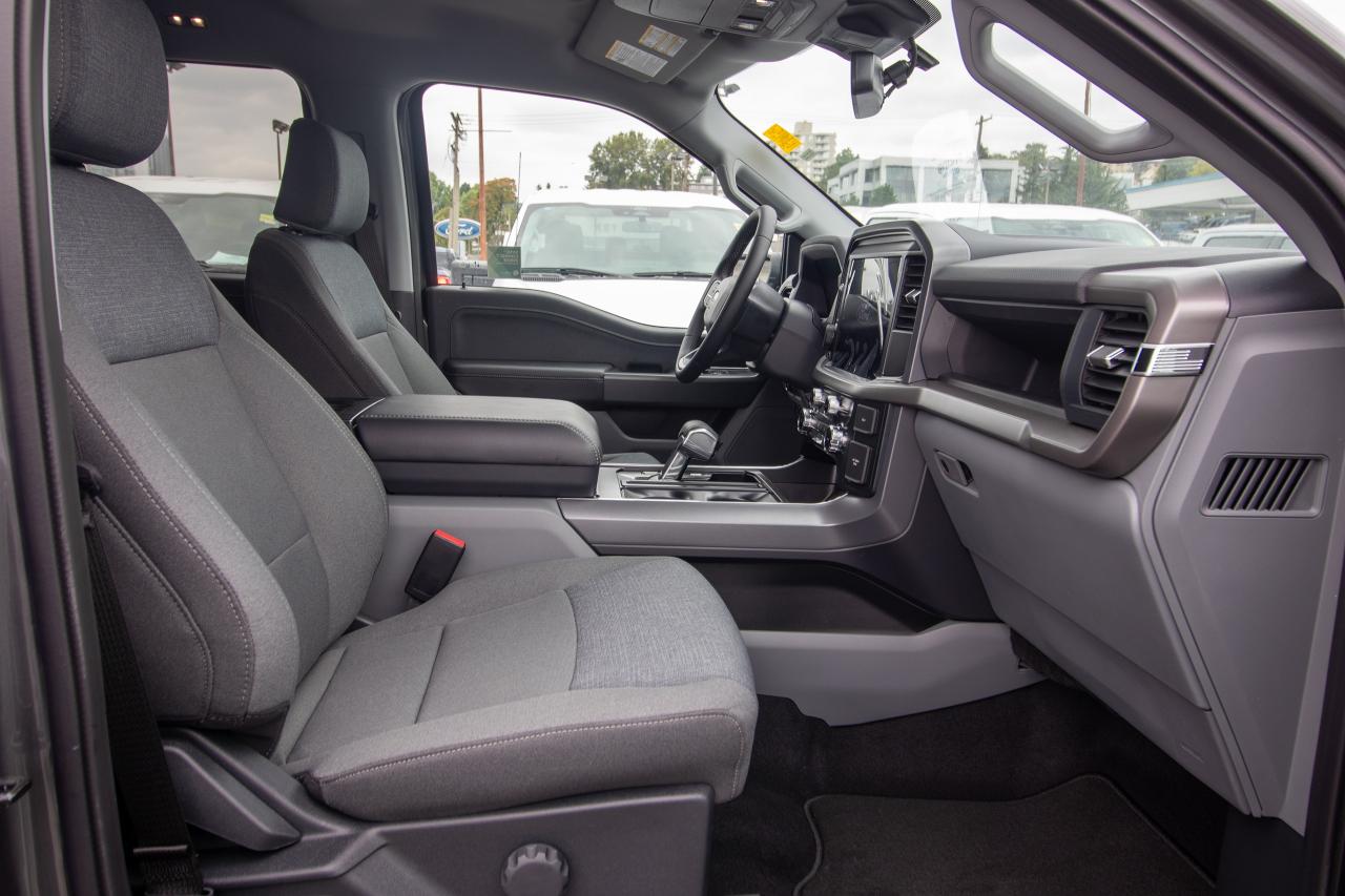 2025 Ford F-150 Lightning XLT 4WD SuperCrew 5.5' Box Photo5