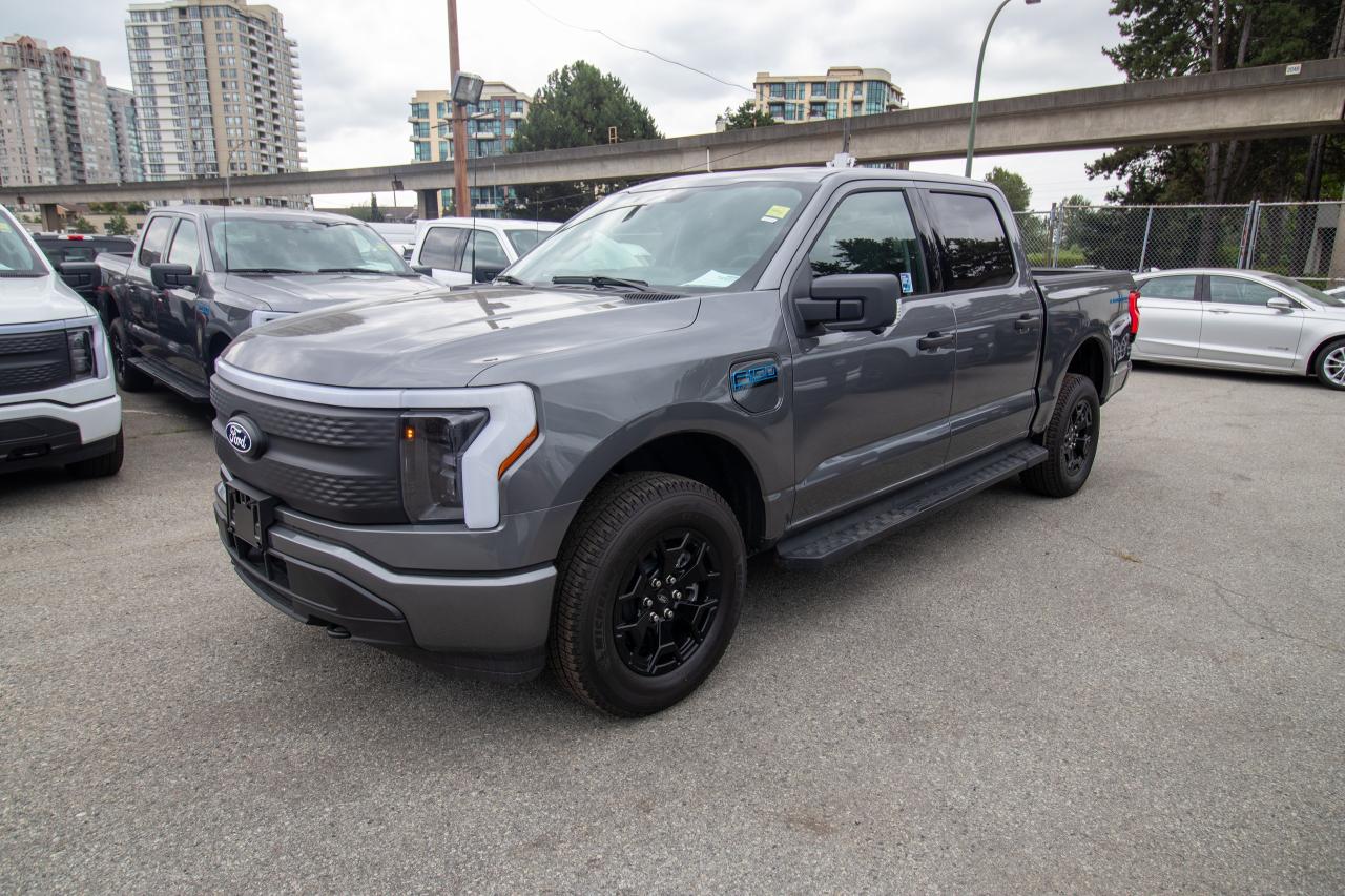 2025 Ford F-150 Lightning XLT 4WD SuperCrew 5.5' Box Photo5