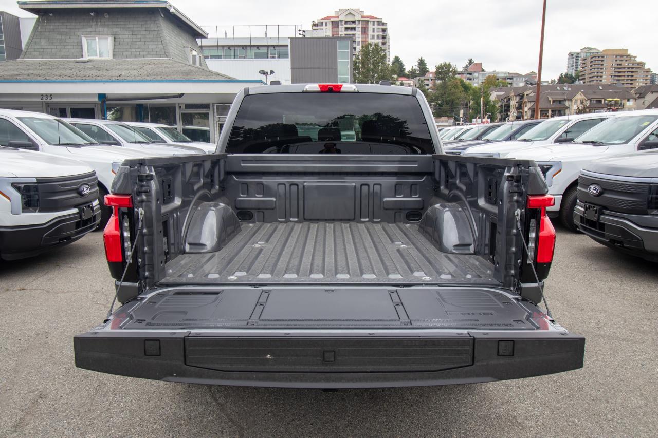 2025 Ford F-150 Lightning XLT 4WD SuperCrew 5.5' Box Photo5