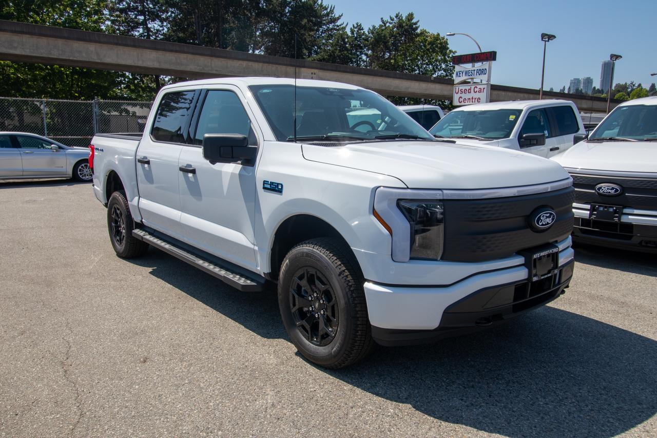 2025 Ford F-150 Lightning XLT 4WD SuperCrew 5.5' Box Photo3