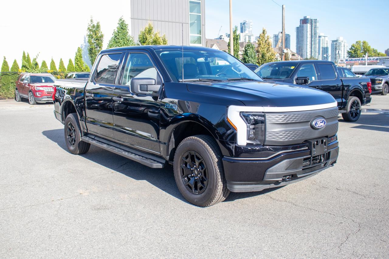 2025 Ford F-150 Lightning XLT 4WD SuperCrew 5.5' Box Standard Range Battery Photo3