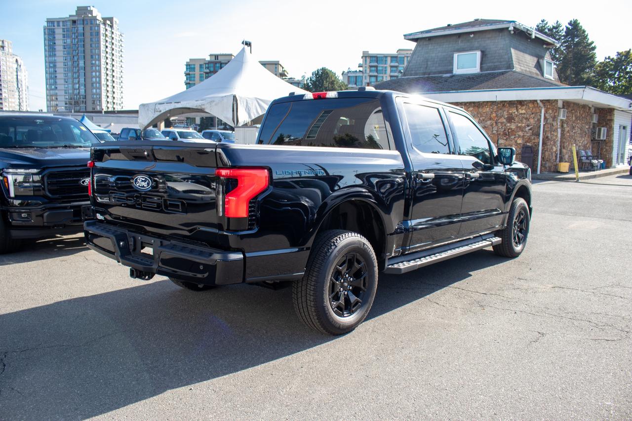2025 Ford F-150 Lightning XLT 4WD SuperCrew 5.5' Box Standard Range Battery Photo5