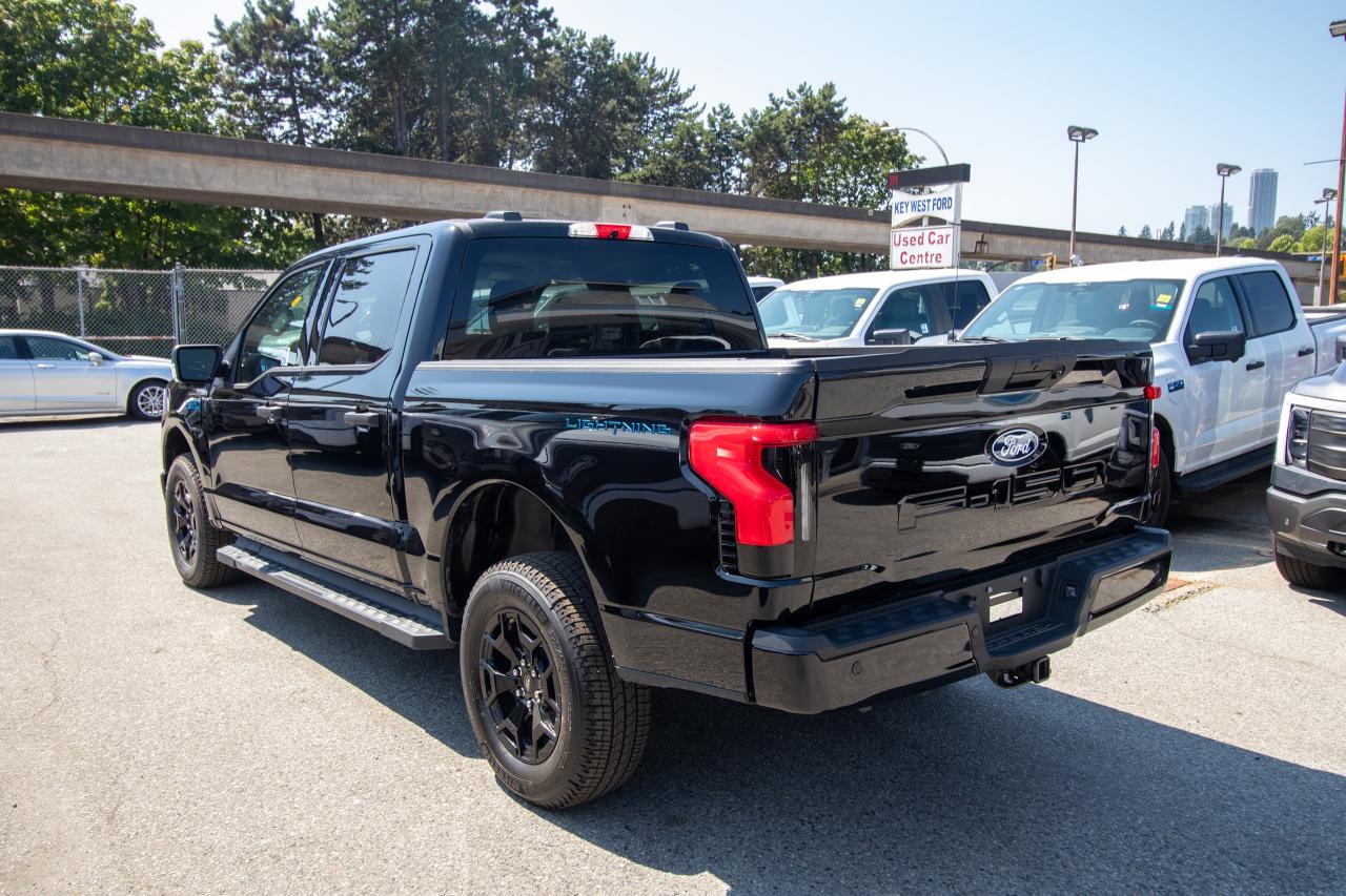 2025 Ford F-150 Lightning XLT 4WD SuperCrew 5.5' Box Photo5