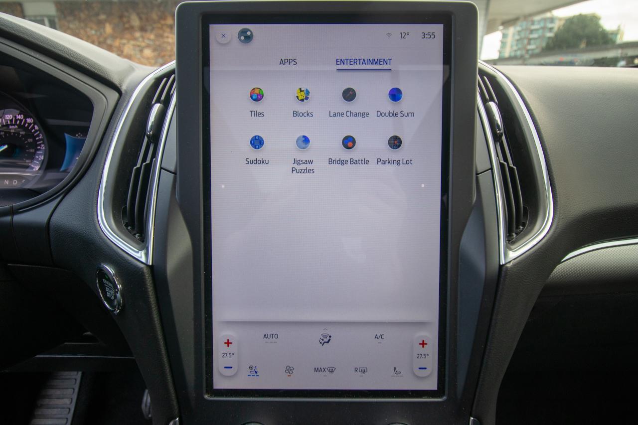 2022 Ford Edge Titanium AWD Photo5