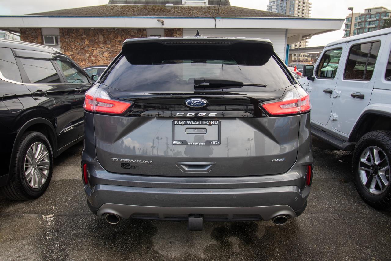 2022 Ford Edge Titanium AWD Photo5