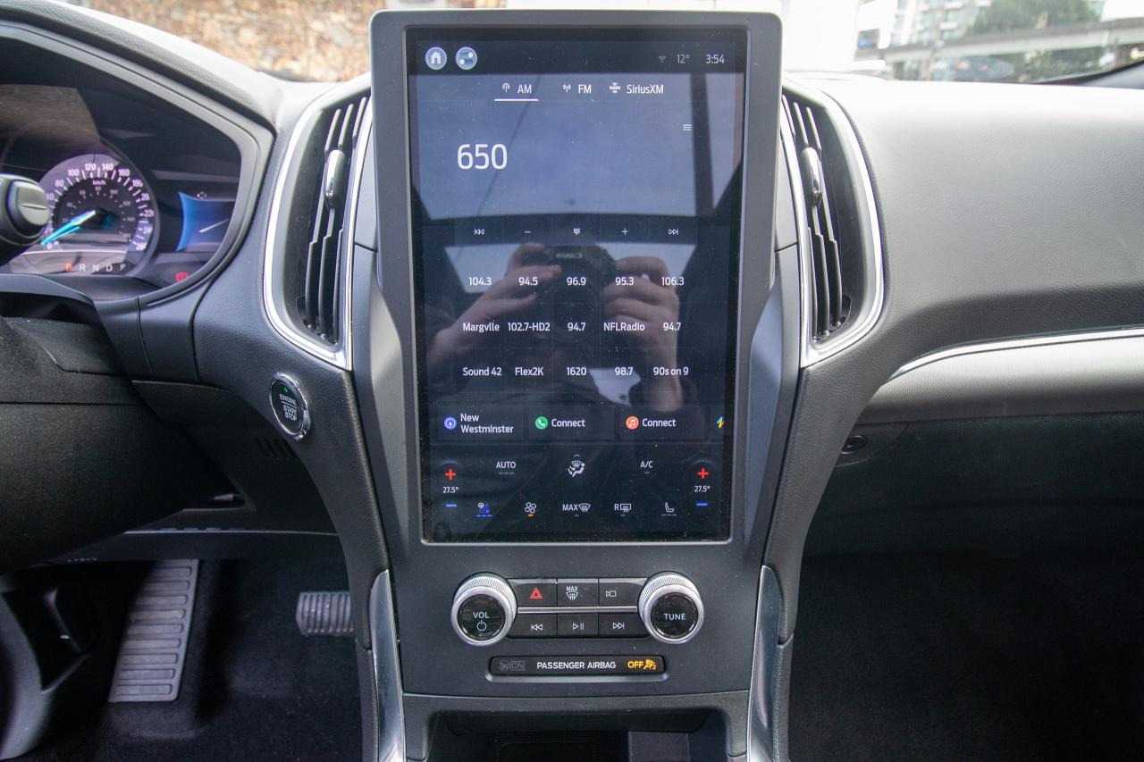 2022 Ford Edge Titanium AWD Photo5