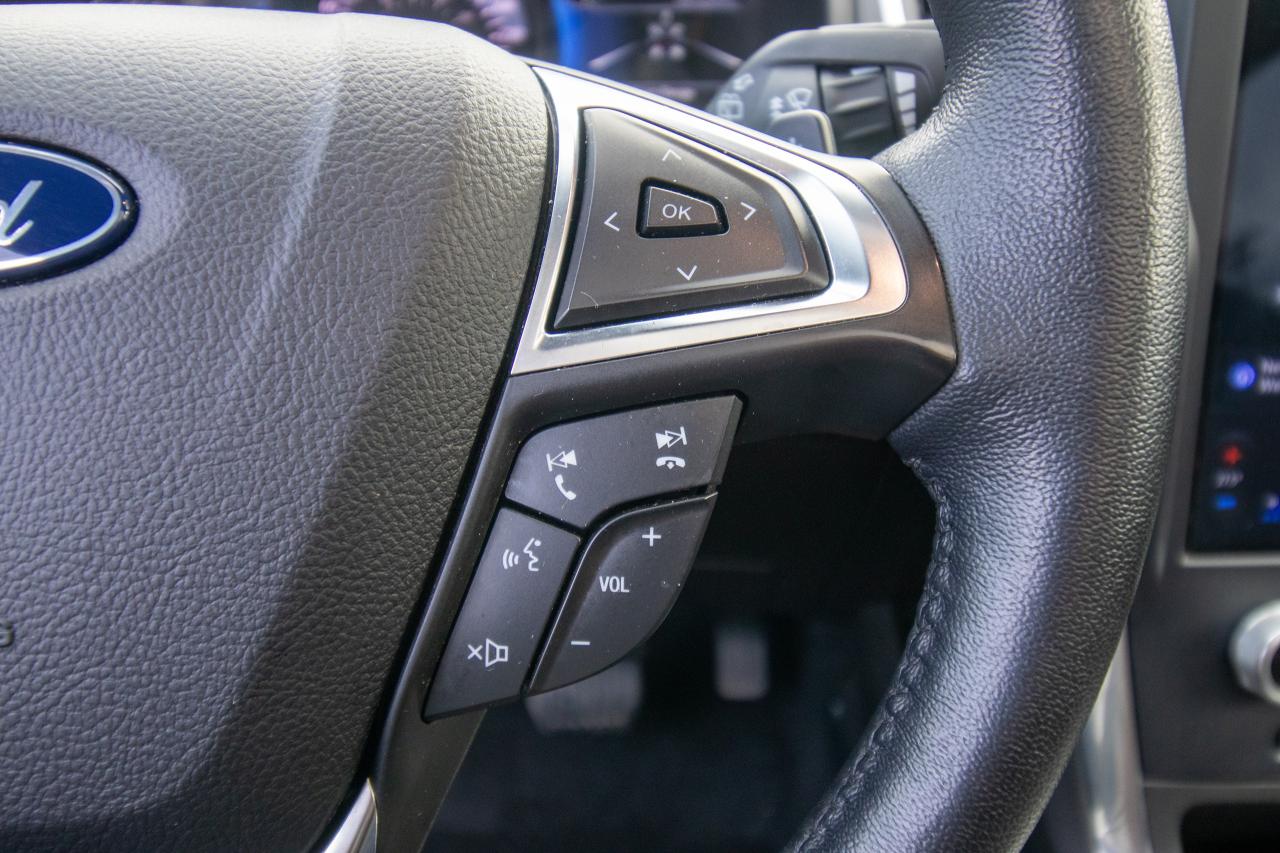 2022 Ford Edge Titanium AWD Photo5