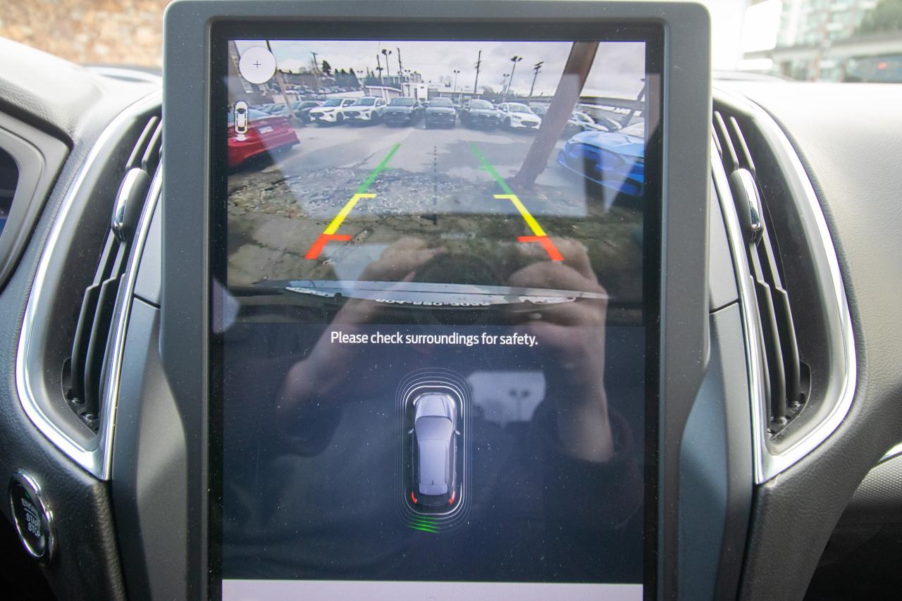 2022 Ford Edge Titanium AWD Photo5