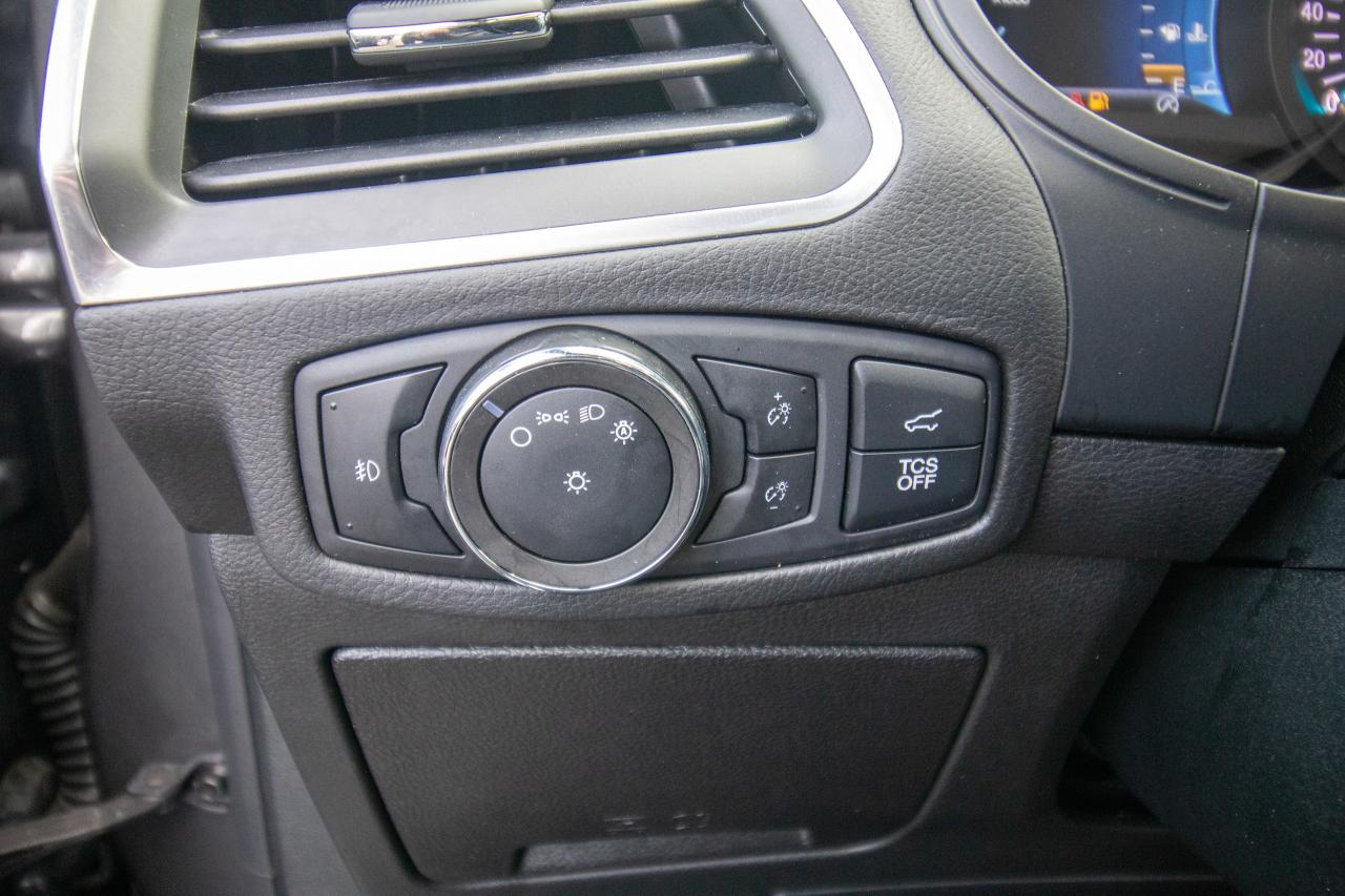 2022 Ford Edge Titanium AWD Photo5