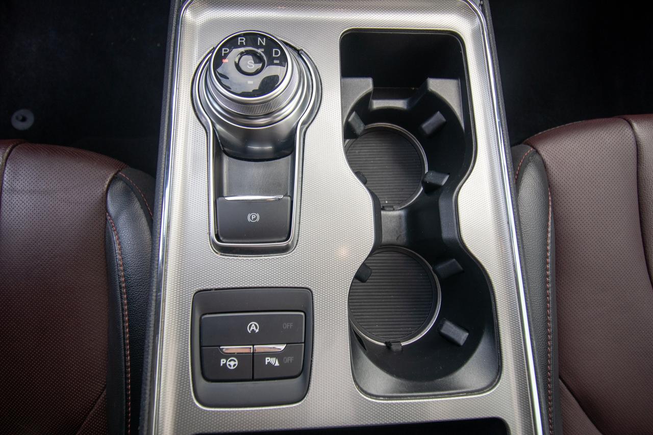 2022 Ford Edge Titanium AWD Photo5