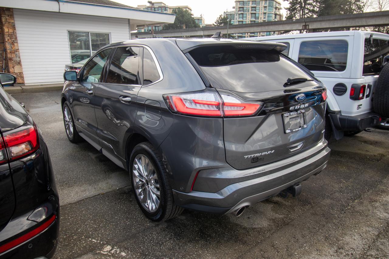 2022 Ford Edge Titanium AWD Photo5
