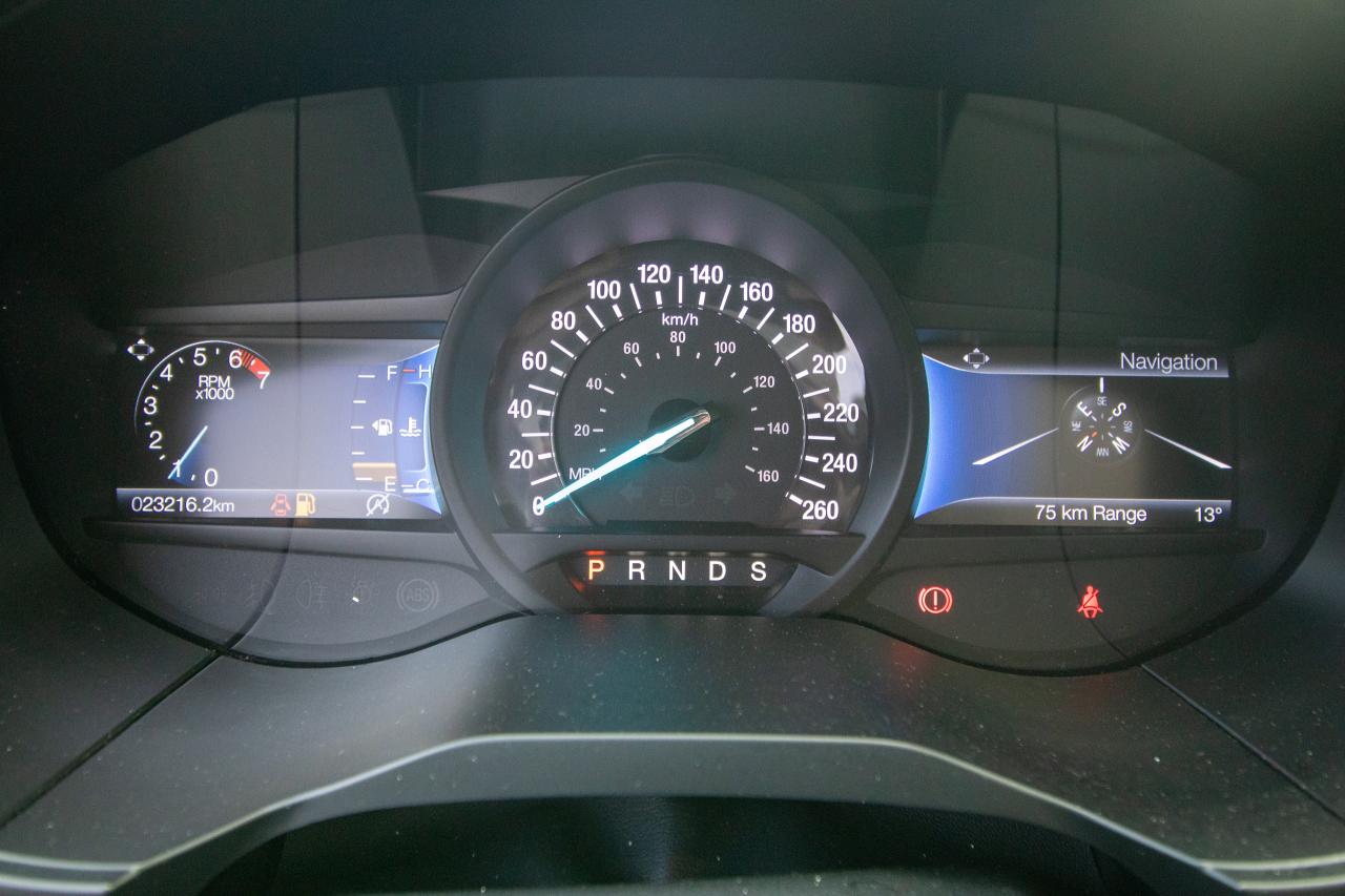 2022 Ford Edge Titanium AWD Photo5