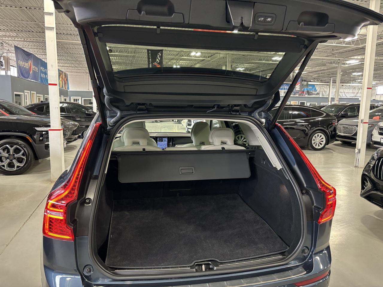 2023 Volvo XC60 B6 Core|AWD|NAV|WHITELEATHER|PANOROOF|360CAM|LED|+ - Photo #7