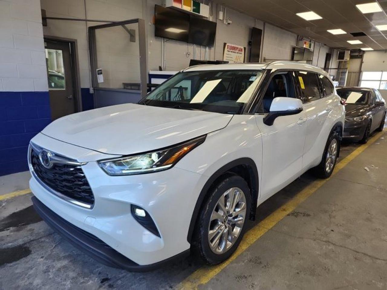 Used 2020 Toyota Highlander Limited AWD | Leather | Pano Sunroof | Nav | Heated Steering + Seats | Cooled Seats | CarPlay for sale in Guelph, ON