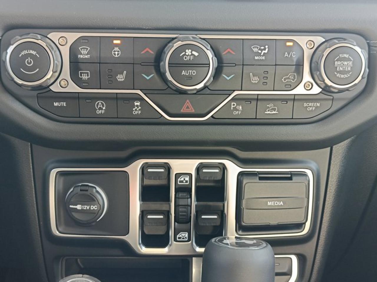 2025 Jeep Wrangler Sahara Photo