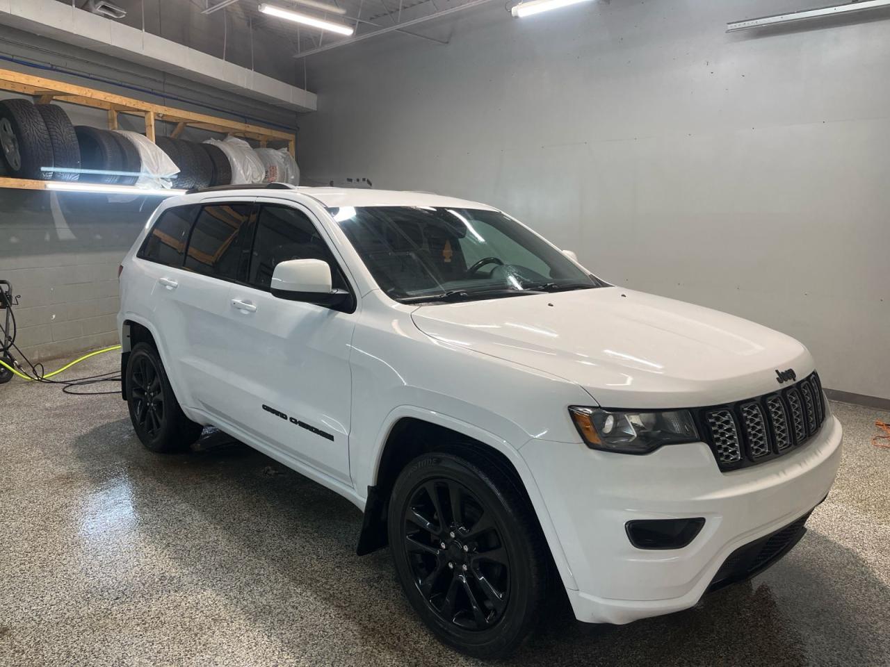 Used 2020 Jeep Grand Cherokee LAREDO ALTITUDE 4X4 | Navigation | Leather with suded inserts | Uconnect with 8.4 inch display | Remote Start | 20 inch Gloss Black aluminum wheel | B for sale in Cambridge, ON