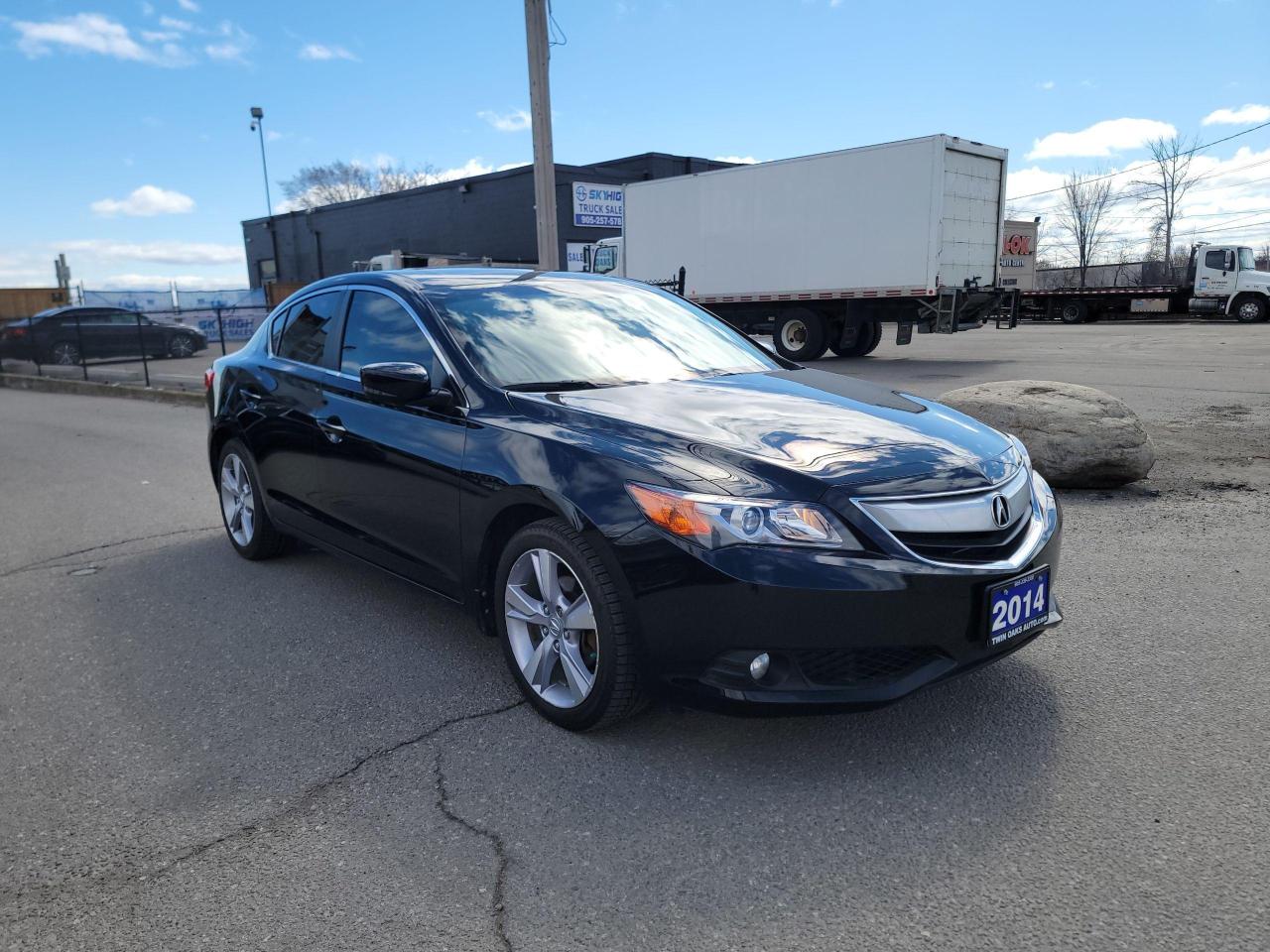 2014 Acura ILX Tech Pkg | LOW KMS! Photo2