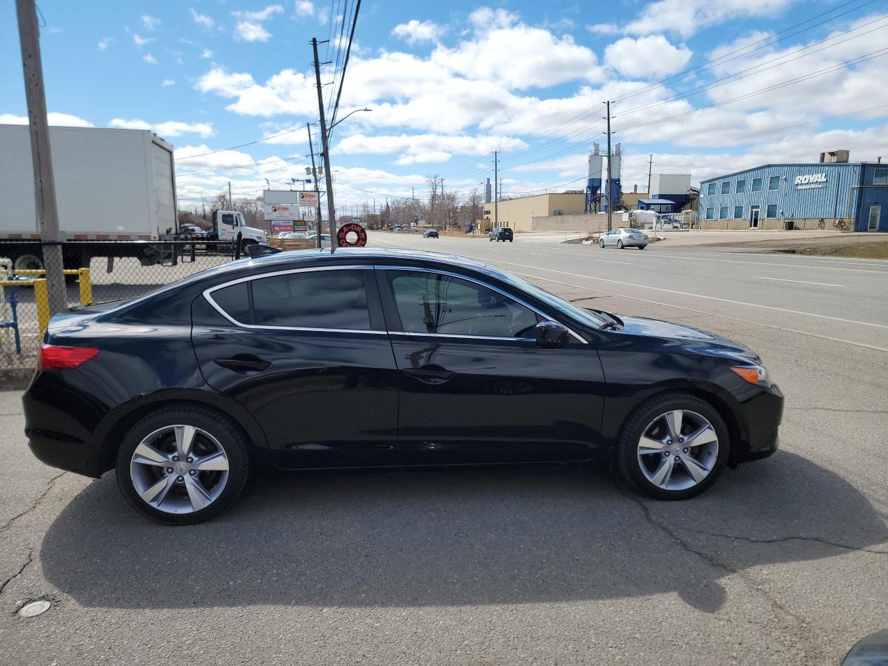 2014 Acura ILX Tech Pkg | LOW KMS! Photo3