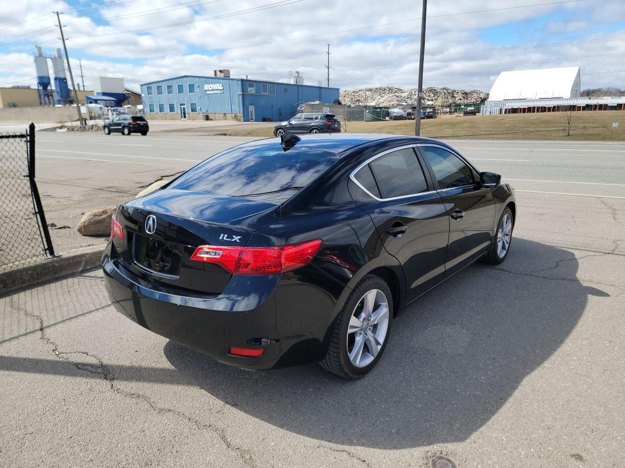 2014 Acura ILX Tech Pkg | LOW KMS! Photo4