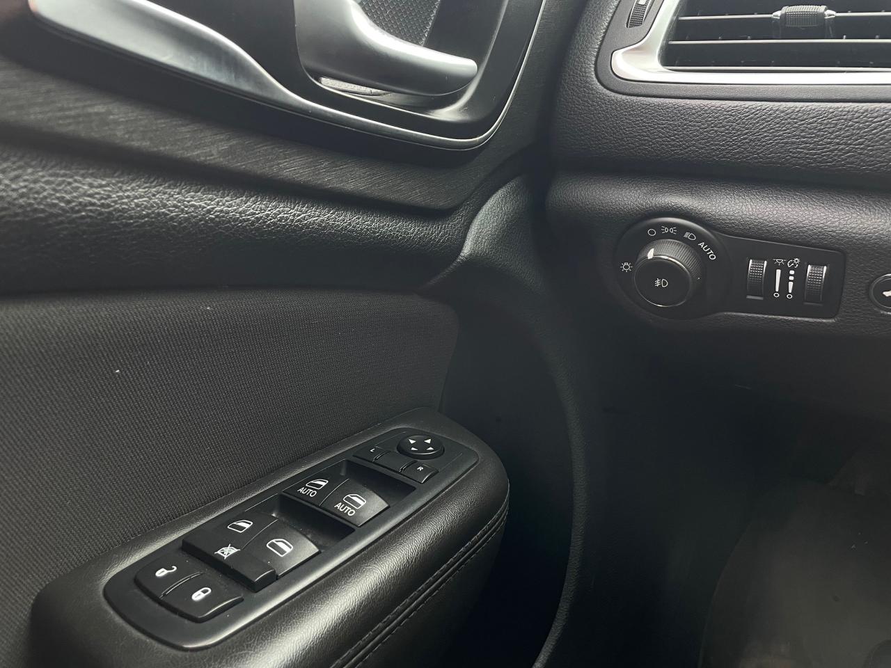 2016 Chrysler 200 Limited *BACKUP CAM, HEATED SEATS & STEERING* - Photo #10