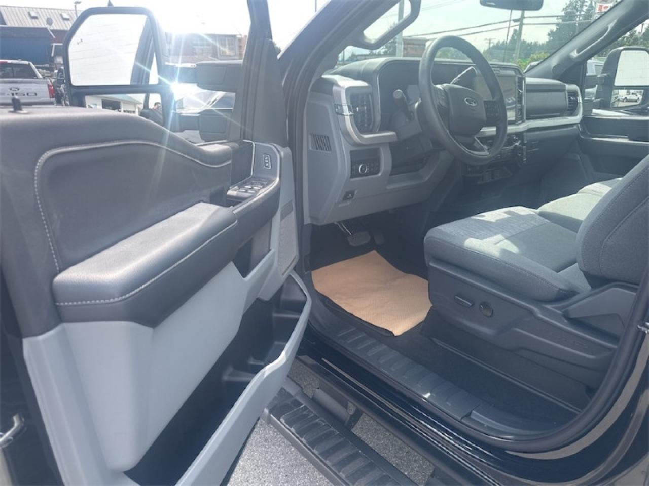 2025 Ford F-350 Super Duty XLT  - Diesel Engine Photo5